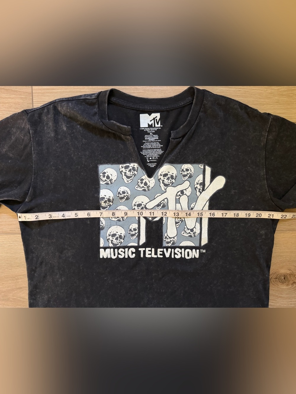 MTV Skulls Logo Notch Neck Mineral Wash Crop Tee NWT - Picture 3 of 5